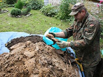 Auch fast 75 Jahre nach Kriegsende geht die Arbeit der Umbetter des  Volksbundes weiter. Die sterblichen Überreste von mehr als 20 000 deutschen  Gefallenen werden Jahr für Jahr in Osteuropa (hier bei St. Petersburg)  gefunden und auf zentralen Friedhöfen beigesetzt. Archivfoto: Edgar Bartl