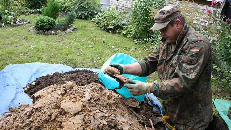 Auch fast 75 Jahre nach Kriegsende geht die Arbeit der Umbetter des  Volksbundes weiter. Die sterblichen Überreste von mehr als 20 000 deutschen  Gefallenen werden Jahr für Jahr in Osteuropa (hier bei St. Petersburg)  gefunden und auf zentralen Friedhöfen beigesetzt. Archivfoto: Edgar Bartl