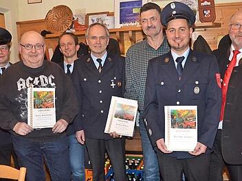 Ehrungen und Kommandantenwahl bei der FFW Eichenbühl (von links): Feuerwehrbeauftragter Christian Höfner, Klaus Schamberger, Zweiter Kommandant Manuel Schubert, Kommandant Werner Murrmann, Joachim Geßlein, Vorsitzender Alexander Schubert und Bürgermeister Egon Herrmann Foto: Karl-Heinz Hofmann