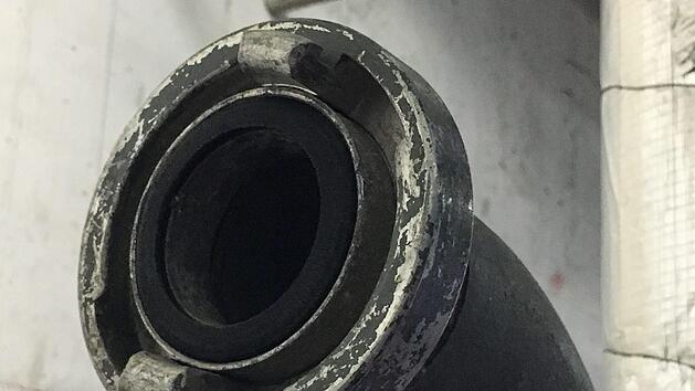 An dieser Muffe war ein Schlauch zum Befüllen der Becken des Hallstadter Freibads befestigt gewesen. Foto: Anette Schreiber