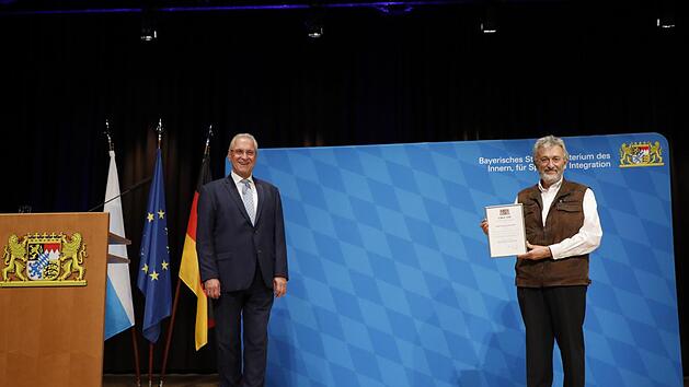 Beim "Blaulichtempfang" zeichnete Innenminister Joachim Herrmann Klaus Müller aus.  Foto: Bayerisches Staatsministerium