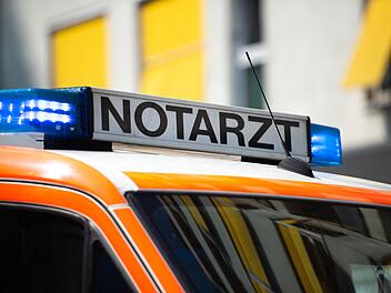 Notarzt - Frau ger&auml;t unter eigenes Auto und stirbt