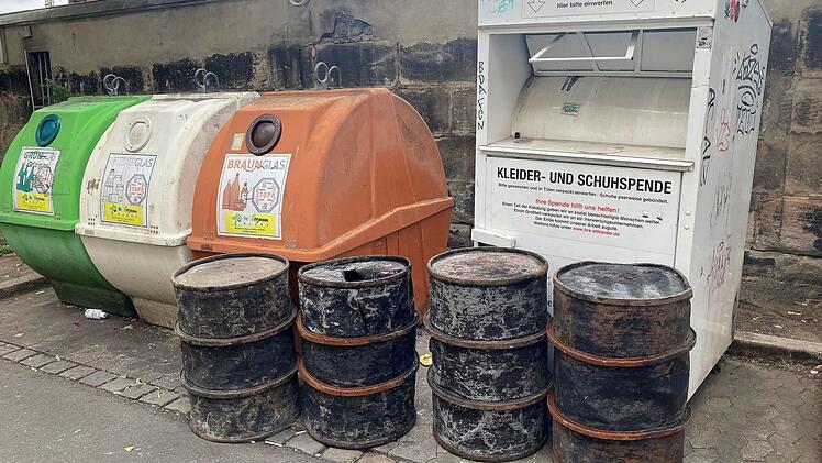 Nürnberg: "Neue Art der Sorglosigkeit" - Unbekannte laden Sondermüll-Fässer ab