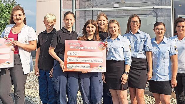 Sind gerne zur Preisverleihung gekommen (von links): Frank Gerstner, Leiter BRK-Elterntreff, Erika Wir, dm-Marktleiterin, Julius Conze, Lena Fiedler, Tina M&ouml;rseburg, Sophie Fiedler, Sophie Pechtold von der Jugendfeuerwehr, Kristina V&ouml;lk, FF-Jugen...