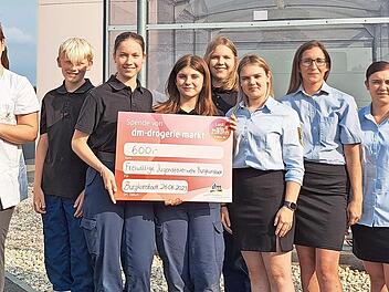 Sind gerne zur Preisverleihung gekommen (von links): Frank Gerstner, Leiter BRK-Elterntreff, Erika Wir, dm-Marktleiterin, Julius Conze, Lena Fiedler, Tina Mörseburg, Sophie Fiedler, Sophie Pechtold von der Jugendfeuerwehr, Kristina Völk, FF-Jugen...
