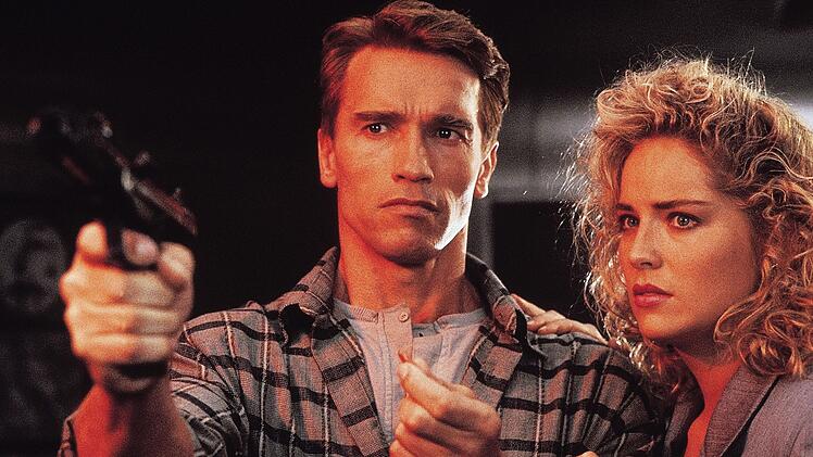 Bauarbeiter Doug Quaid (Arnold Schwarzenegger) erf&auml;hrt, dass seine Frau Lori (Sharon Stone) eine Geheimagentin ist.