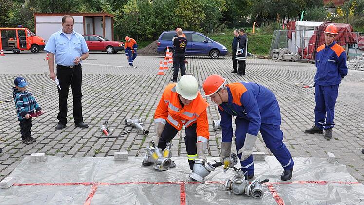 Diese Teile gehören zusammen: Technisches Wissen demonstrierten die jungen Feuerwehrkräfte.