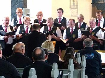 Der Männerchor der "Sängerlust" aus Reckendorf, kein Unbekannter in Maroldsweisach, begeisterte mit den stimmgewaltigen Sängern.  Fotos: S chmidt