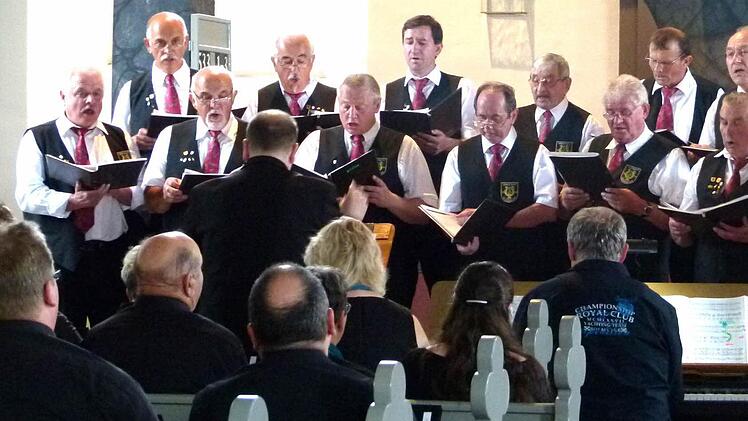 Der Männerchor der "Sängerlust" aus Reckendorf, kein Unbekannter in Maroldsweisach, begeisterte mit den stimmgewaltigen Sängern.  Fotos: S chmidt