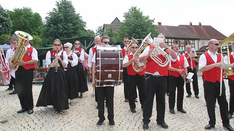 Weitere Impressionen von der Peestener Lindenkerwa. Foto: Sonja Adam