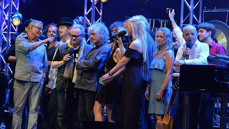 Beim Abschlusslied  Foto: Ronald Rinklef