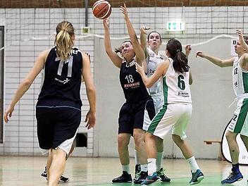 Philippa Faul (Nr. 18) bekommt den Ball, kann aber nicht viel mit ihm anfangen, denn mit (von rechts) Ieva Jansone, Svea Wagner und Tanja Lehnert k&uuml;mmern sich gleich drei Bambergerinnen um die G&auml;stespielerin.Fotos: sportpress