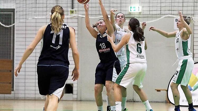 Philippa Faul (Nr. 18) bekommt den Ball, kann aber nicht viel mit ihm anfangen, denn mit (von rechts) Ieva Jansone, Svea Wagner und Tanja Lehnert k&uuml;mmern sich gleich drei Bambergerinnen um die G&auml;stespielerin.Fotos: sportpress