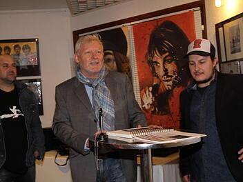 Die Sammler Florian Held (rechts) und Udo Klinger (Mitte) haben ihre Schallplattenhüllen für die Ausstellung zur Verfügung gestellt. Markus Häggberg hat viel Wissenswertes zu den Hüllen zusammengetragen. Denn so ein Cover ist viel mehr als nur Verpackung. Fotos: Gerda Völk