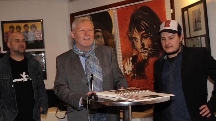 Die Sammler Florian Held (rechts) und Udo Klinger (Mitte) haben ihre Schallplattenhüllen für die Ausstellung zur Verfügung gestellt. Markus Häggberg hat viel Wissenswertes zu den Hüllen zusammengetragen. Denn so ein Cover ist viel mehr als nur Verpackung. Fotos: Gerda Völk