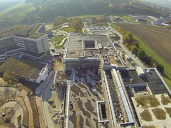 Luftaufnahme der wichtiges Baustelle des Landkreises Lichtenfels: Rechts der Baukörper des neuen Klinikums in der Form zweier aneinandergeschobener Rechtecke, links das bestehende Helmut-G.-Walther-Klinikum Foto: Landratsamt Lichtenfels