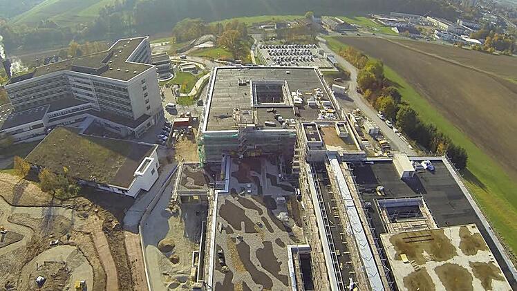 Luftaufnahme der wichtiges Baustelle des Landkreises Lichtenfels: Rechts der Baukörper des neuen Klinikums in der Form zweier aneinandergeschobener Rechtecke, links das bestehende Helmut-G.-Walther-Klinikum Foto: Landratsamt Lichtenfels