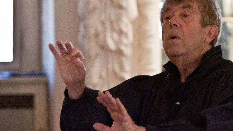 Knut Gramß dirigiert seinen Melchior-Franck-Kreis bei einem Konzert im Riesensaal der Coburger Ehrenburg.Foto: Jochen Berger