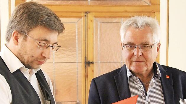 Peter Schubart &uuml;berreicht Kurt Bernreuther (rechts) Urkunde f&uuml;r 40-j&auml;hrige Treue.  Foto: A. Kemnitzer