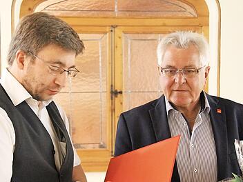 Peter Schubart überreicht Kurt Bernreuther (rechts) Urkunde für 40-jährige Treue.  Foto: A. Kemnitzer