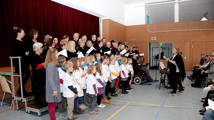 Die Seebachspatzenbei m gemeinsamen Auftritt  mit dem Cäcilia-Chor GroßenseebachRichard Sänger
