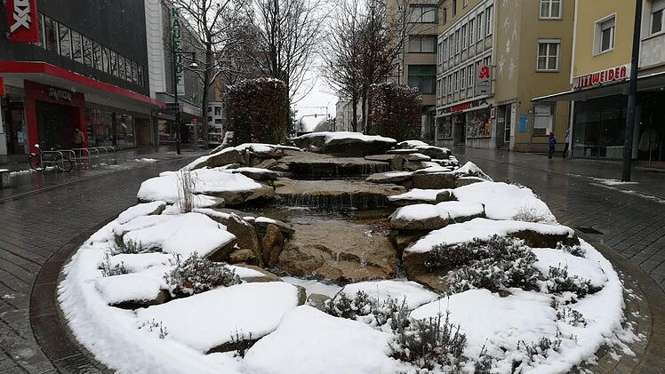 Läuft das ganze Jahr: Der Treppenbrunnen am Jägersbrunnen.  Foto: Horst Breunig