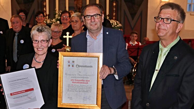 Gertrud Hepp (links), Vorsitzende des Jubiläumschors "Concordia", nahm für ihren Chor Ehrenurkunden des Fränkischen Sängerbundes (FSB) und des Deutschen Chorverbandes vom Vizepräsidenten des FSB, Peter Märkel (Mitte), entgegen; rechts Michael Dieckmann, Vorsitzender der Sängergruppe Baunach-ItzgrundHelmut Will