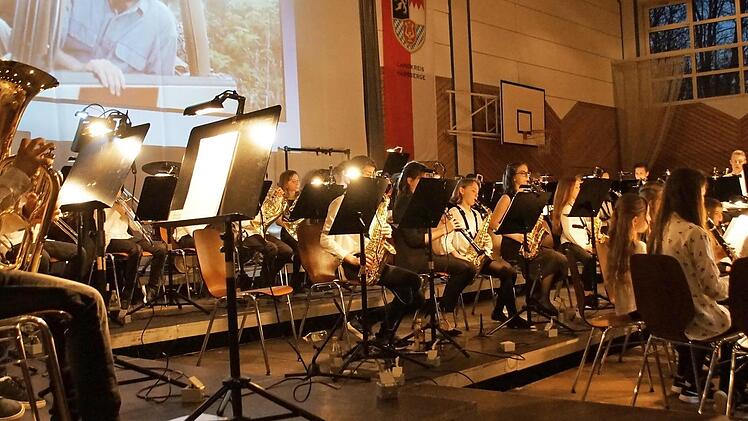 Das gemeinsame Schülerorchester Dankenfeld, Kirchaich und Priesendorf, ebenfalls unter der Stabführung von Jutta Diroll, beeindruckte mit der Titelmusik von "Jurassic Park" und "Mamma Mia" von Abba.