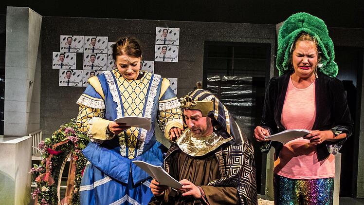 "Eros Ramazotti hat Angst vor der Arbeit": Die letzte Folge der Theaterserie "Selfies einer Utopie" feierte am Samstag Premiere in der Coburger Reithalle (von links: Kerstin Hänel, Frederik Leberle und Friedrike Pasch.Foto: Jochen Berger