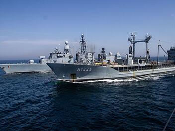 Das Versorgungsschiff Rh&ouml;n betankt im Mai 2019 nach einer &Uuml;bung in der Ostsee die Fregatte Hamburg, von der aus das Bild gemacht wurde. Dahinter dreht gerade die Fregatte Augsburg ab, die ebenfalls vom Patenschiff des Naturparks Rh&ouml;n mit Treibstoff versorgt wurde.  Marcel Kroencke