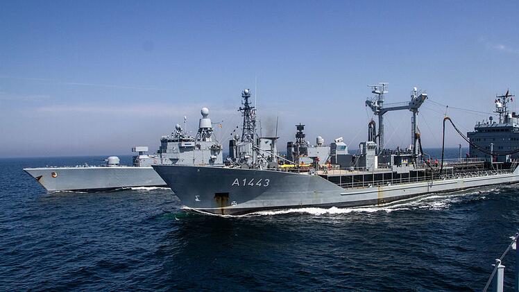 Das Versorgungsschiff Rh&ouml;n betankt im Mai 2019 nach einer &Uuml;bung in der Ostsee die Fregatte Hamburg, von der aus das Bild gemacht wurde. Dahinter dreht gerade die Fregatte Augsburg ab, die ebenfalls vom Patenschiff des Naturparks Rh&ouml;n mit Treibstoff versorgt wurde.  Marcel Kroencke