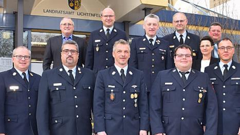 Vorne von links: Kreisbrandrat Timm Vogler, die Kreisbrandmeister Lutz Schneider, Alexander Klose, Sebastian Dorsch und Klaus Meusel sowie (hinten in Uniform) die Kreisbrandinspektoren Thilo Kraus, Hermann Schubert und Siegfried Hammrich