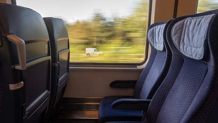 Z&uuml;ge sollen bei Personen am und nicht im Gleis weiterfahren d&uuml;rfen