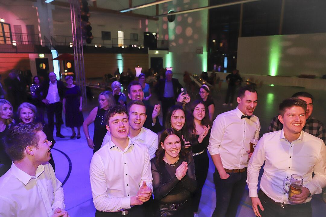 Es wurde in das Jahr 2025 gefeiert.