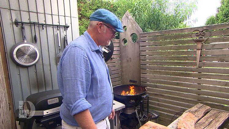Der schöne Lachs ist leider neben dem Grill auf den Boden gefallen. Jetzt muss Heiner improvisieren.