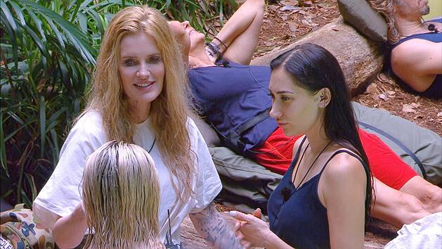 Mirja du Mont hat im Dschungelcamp mit Samira Yavuz und Ariel &uuml;ber ihre Ehe mit Sky du Mont gesprochen.