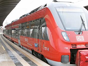 Aus einem solchen Zug mussten die Fahrgäste auf dem Bahnhof Lichtenfels in der Nacht über die Führerstandstür (vorne im Bild, mit den beiden Griffen an der Seite) aussteigen. Der Zug hatte bereits technische Probleme, als er in den Bahnhof einfuhr. Foto: Thomas Heuchling