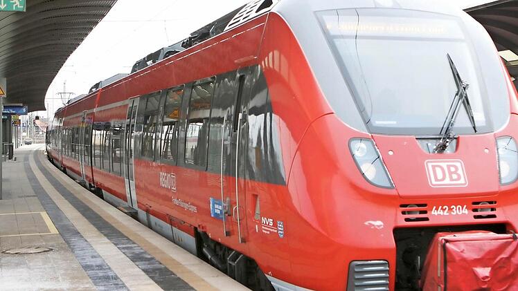 Aus einem solchen Zug mussten die Fahrgäste auf dem Bahnhof Lichtenfels in der Nacht über die Führerstandstür (vorne im Bild, mit den beiden Griffen an der Seite) aussteigen. Der Zug hatte bereits technische Probleme, als er in den Bahnhof einfuhr. Foto: Thomas Heuchling