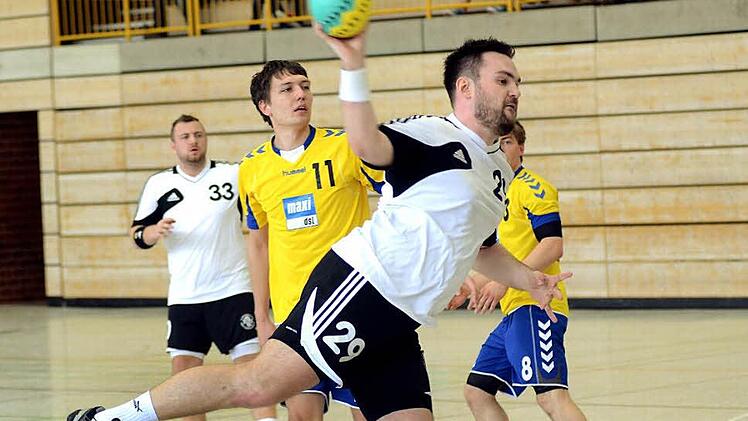 Der Herzogenauracher Kreisläufer Thomas Neumann beim Torwurf. Foto: herzopress