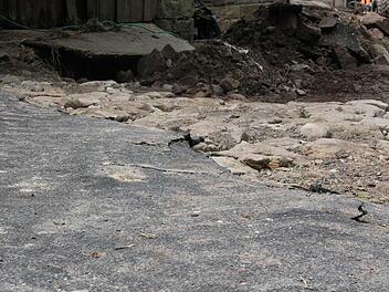 Auf dem Grundstück von Robert Neuhäuser wurde eine Teerschicht größtenteils weggeschwemmt. Fotos: Andreas Lösch