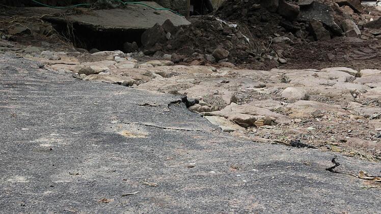 Auf dem Grundstück von Robert Neuhäuser wurde eine Teerschicht größtenteils weggeschwemmt. Fotos: Andreas Lösch