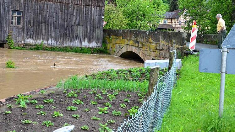 An dem unteren Stein links vom Brückenbogen ist die Markierung angebracht, die den Wasserstand 1909 dokumentiert.