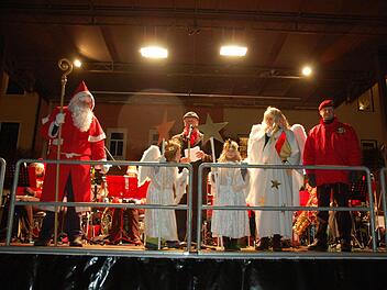 Der Weihnachtsmarkt in Neustadt wurde am Freitag von Christkind, Nikolaus mit Hilfe zweier Engel und Oberbürgermeister eröffnet. Fotos: Rainer Lutz
