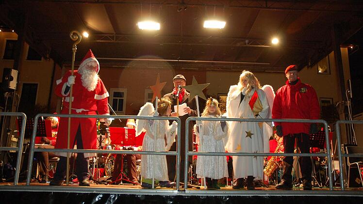 Der Weihnachtsmarkt in Neustadt wurde am Freitag von Christkind, Nikolaus mit Hilfe zweier Engel und Oberbürgermeister eröffnet. Fotos: Rainer Lutz