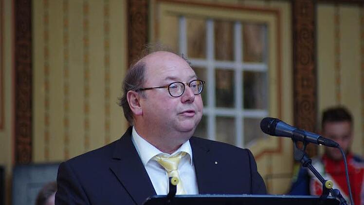 Stadtarchivar Peter Weidisch bei seinen Erklärungen
