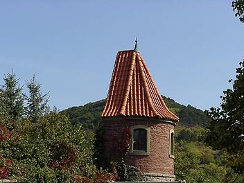 Wehrturm mit der rekonstruierten Mauer in Euerdorf. Fotos: Doris Bauer
