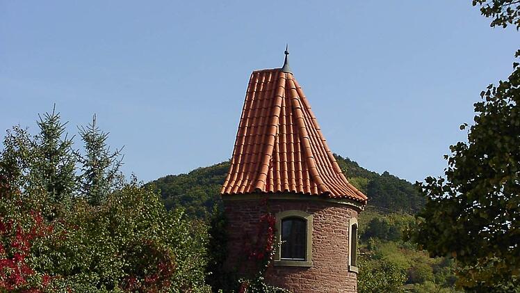 Wehrturm mit der rekonstruierten Mauer in Euerdorf. Fotos: Doris Bauer