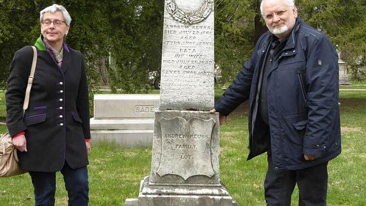 Ein Gedenkstein erinnert an den längst verstorbenen Andreas Reuß: Daneben der Bamberger Andreas Reuß mit seiner Schwester Agnes Foto: pr