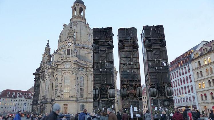 Temporäre Skulptur mit dem Namen "Monument": Die drei Linienbusse der Nürnberger Verkehrsbetriebe, die Manaf Halbouni auf dem Neumarkt installiert hat, stehen als Zeichen für Frieden, Freiheit und Menschlichkeit vor einem ebensolchen Dresdner Monument, der Frauenkirche. Zu sehen sind sie noch bis zum 3. April.