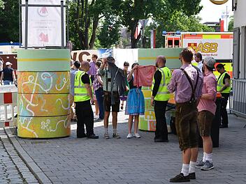 Erstmals wurden am Berggel&auml;nde Zugangs- und Taschenkontrollen durchgef&uuml;hrt. Die Bergkirchweih in Erlangen findet im Jahr 2017 unter erh&ouml;hten Sicherheitsauflagen statt. Foto: Ronald Rinklef